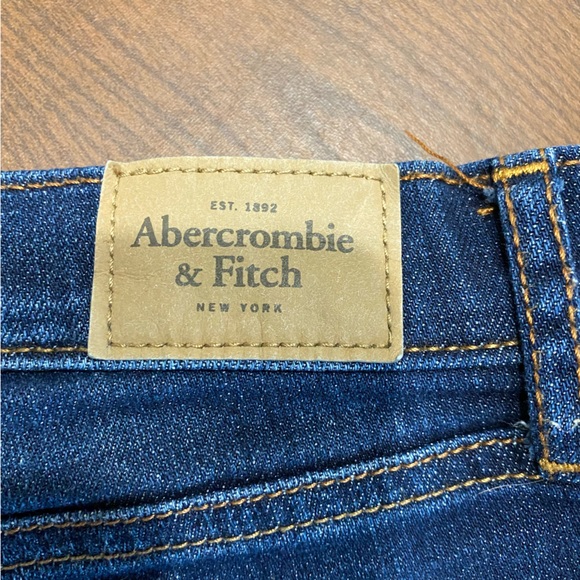NWOT Abercrombie and Fitch sz 4 jean shorts w 2” inseam, roll hem. Distressed - Picture 3 of 9